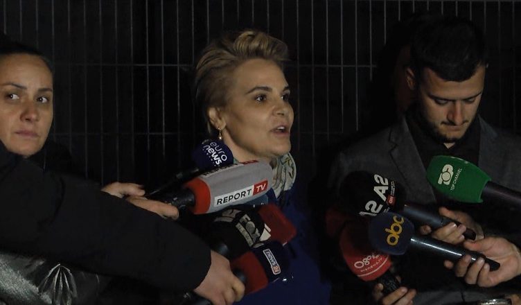 Monika Kryemadhi: Nuk merrem më me politikë