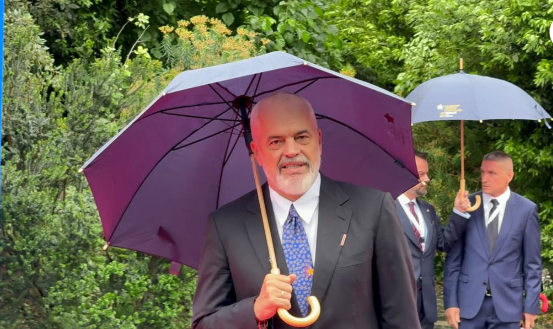 Me këngë dhe valle tradicionale, kryeministri Rama pret në shesh liderët pjesëmarrës në Samit