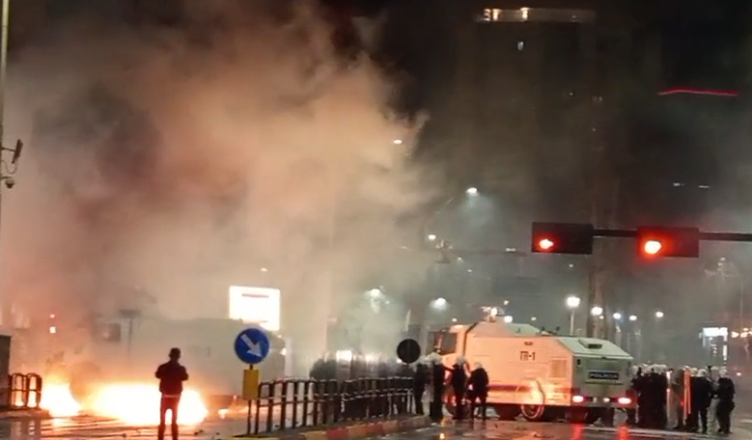 Protesta e PD-së/ Policia shoqëron dy protestues, u kapën me çanta me molotovë