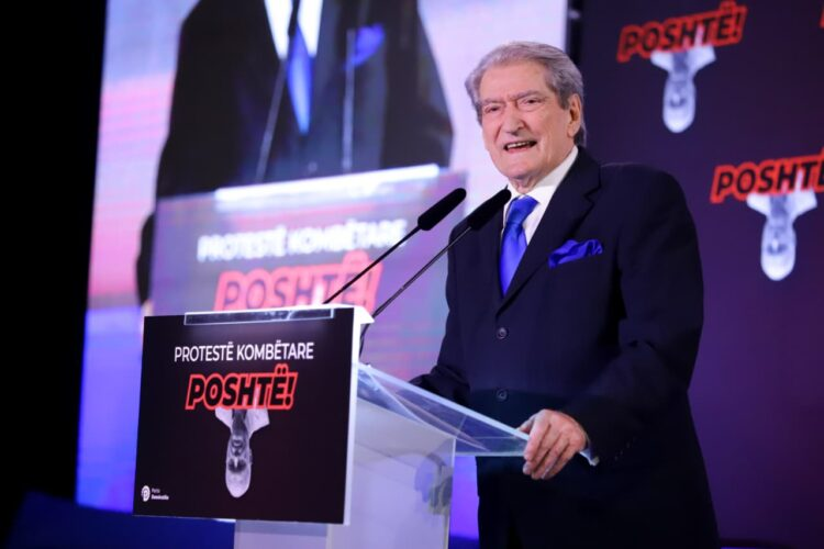 Berisha: Hodhën gaz lotsjellës në kate të ndryshme të xhamisë. I vraftë Zoti