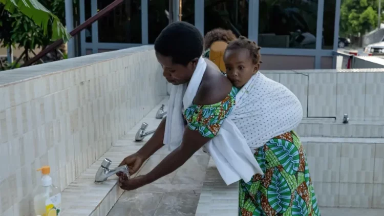 Mjekja e OBSH: Ebola mund të përhapet më shpejt nga sa mendohej