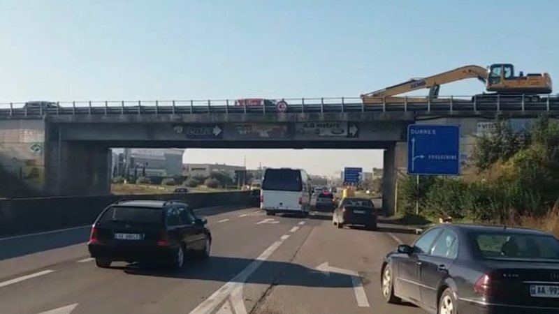 Njoftoi vetë familjen dhe ambulancën, 31-vjeçari gjendet i pajetë te mbikalimi i Shkozetit