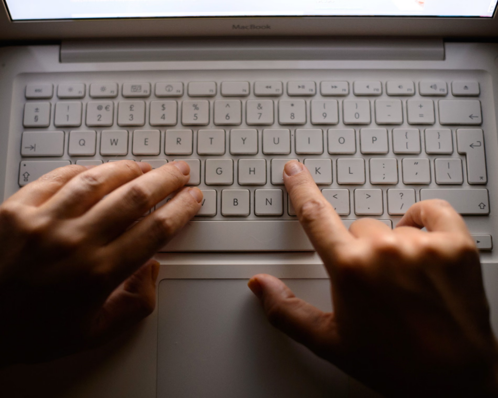 OKB: Gratë në jetën publike përballen me dhunë online