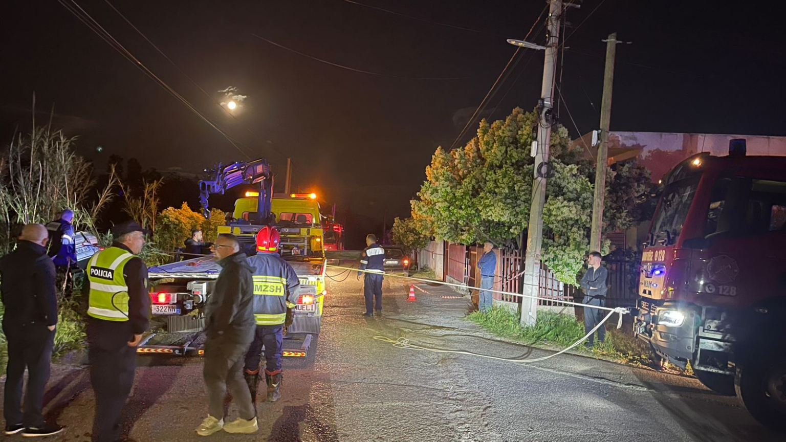 Lezhë, makina del nga rruga dhe përfundon përmbys në kanal