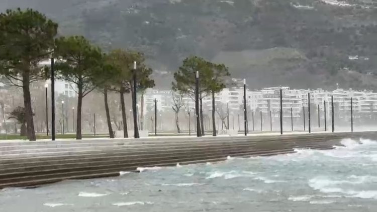Moti i keq në Vlorë, ndalohet lundrimi për mjetet e vogla dhe peshkarexhat