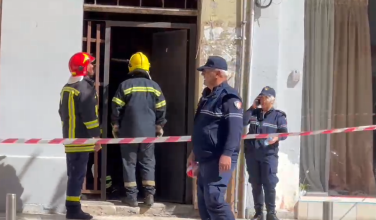 Shembet fasada e pallatit në Durrës, zë poshtë automjetin e parkuar pranë godinës