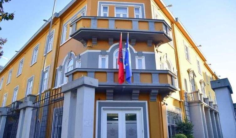 Del teza e Gjuhës Shqipe dhe Letërsisë, përjashtohet nga provimi nxënësin që e publikoi