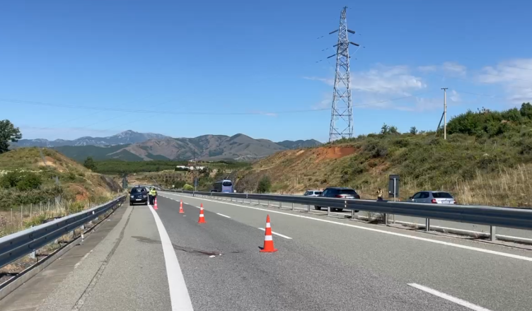 Aksident i rëndë në Rrugën e Kombit! Zbriti nga autobusi dhe tentoi të kalonte rrugën, humb jetën një person