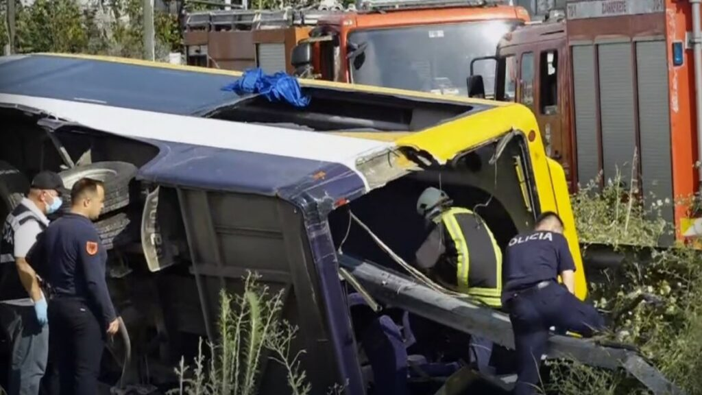 Shoferi pësoi arrest kardiak? Aksidenti në autostradën Tiranë-Durrës, barriera çau tejpërtej autobusin