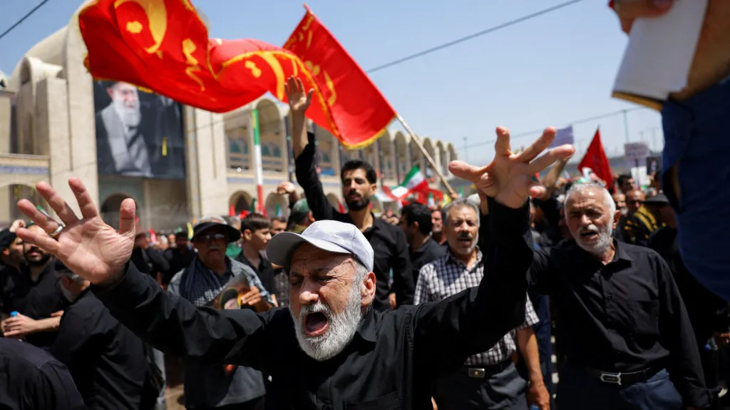 Mijëra iranianë në homazhe për Khamenein