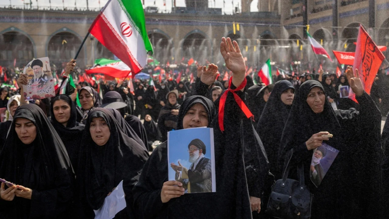 “Vdekje e SHBA-së”, mijëra iranianë përcjellin Khamenein për në banesën e fundit, mungon djali i ish-Liderit Suprem