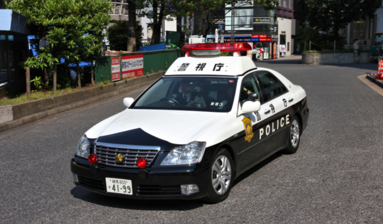 I qepi buzët me gjilpërë dhe pe shoqes së dhomës, arrestohet 49-vjeçarja në Tokyo, viktima kërkoi ndihmë me shkrim