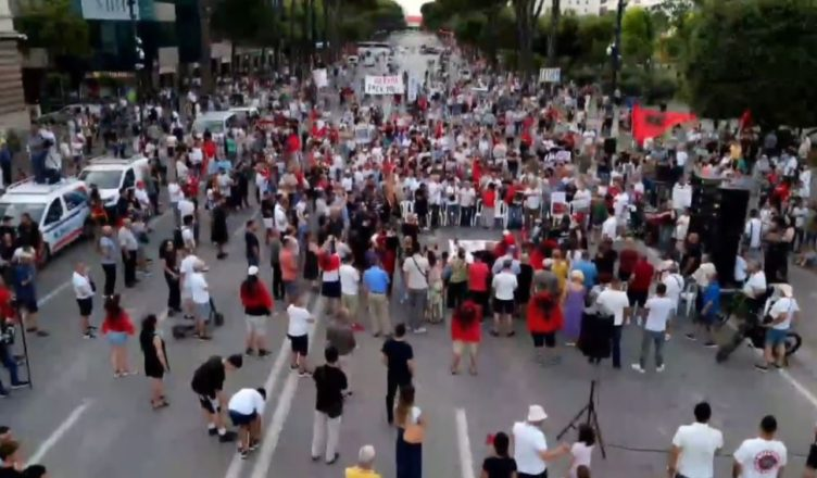 Mbyllet dita e 43-të e protestës, nis marshimi në rrugët e Tiranës