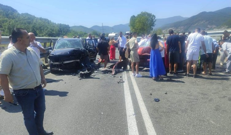 Aksident i rëndë në Rrugën e Kombit, dy të plagosur dërgohen te Trauma