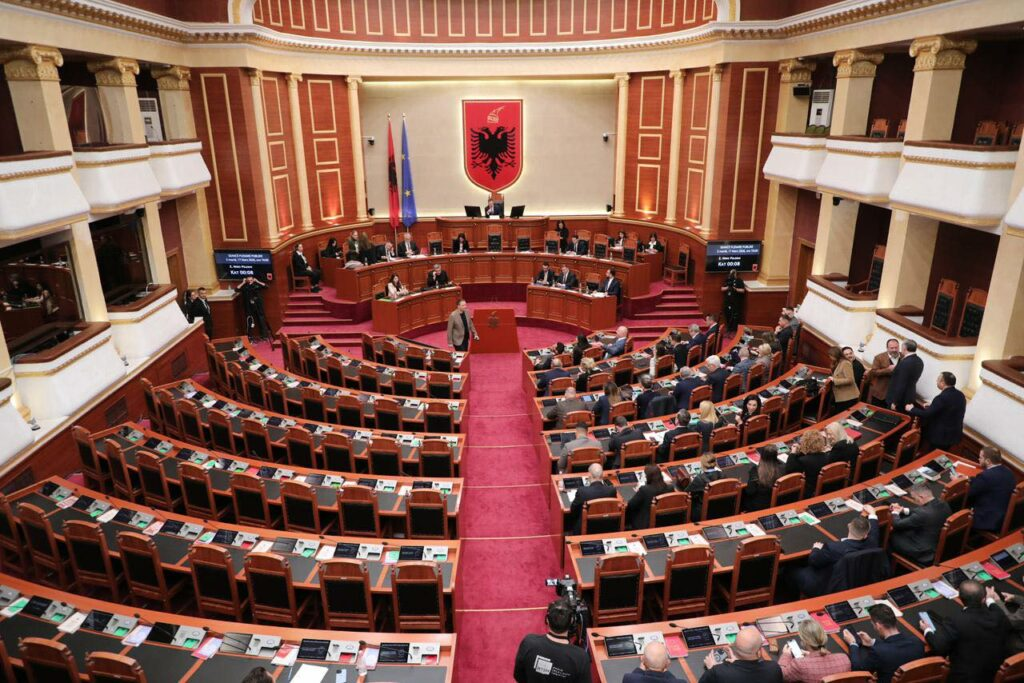 Sot seancë plenare në Kuvend, rendi i ditës. Do të mbahet edhe një protestë para Parlamentit