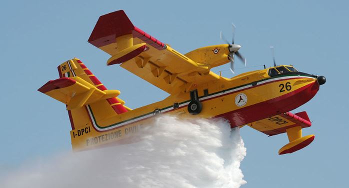 Momenti i përplasejes së dy helikopterëve për shuarjen e zjarreve në Greqi gjatë operacionit
