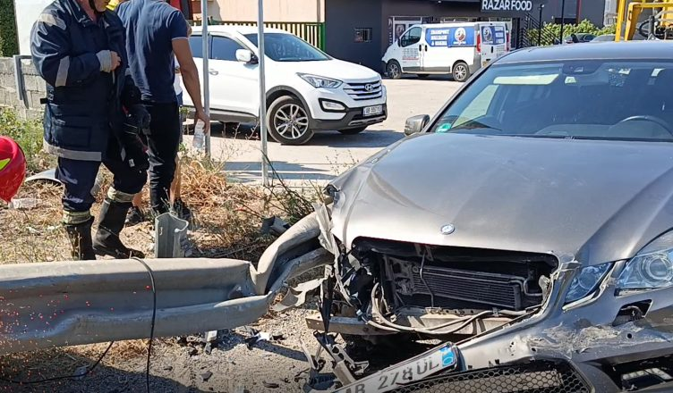 Tentoi t’i shpëtonte përplasjes me një makinë, “Benzi” bëhet copë pas përplasjes me trafikndarësen, 1 i lënduar