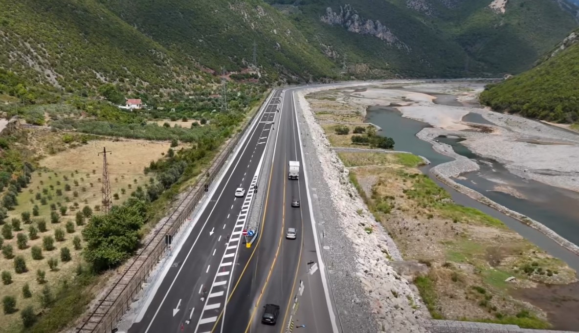 Vijojnë punimet, hapet segmenti Labinot-Fushë–Mirakë. Rama ndan pamjet e aksit të ri me dy korsi