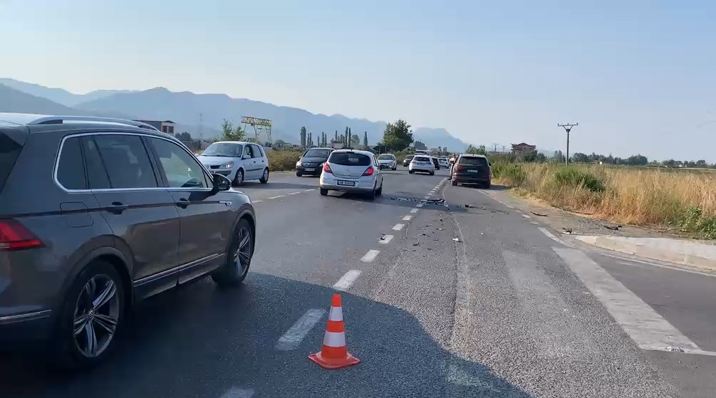 Aksident i trefishtë në aksin rrugor Lezhë-Laç, plagoset një person
