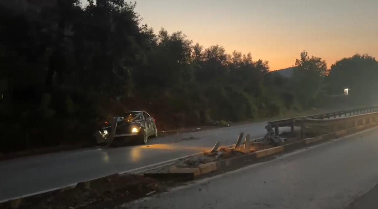 Aksident i rëndë në Elbasan, automjeti përplaset me trasenë