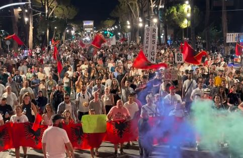 Dita 71 e protestës, tubimi zhvendoset para ambasadave të Serbisë dhe Ukrainës