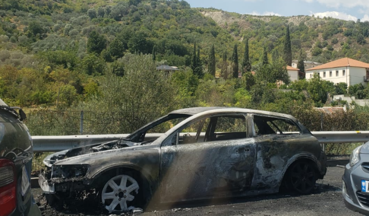 Makina përfshihet nga flakët në autostradën Tiranë-Elbasan, shkrumbohet brenda pak minutash