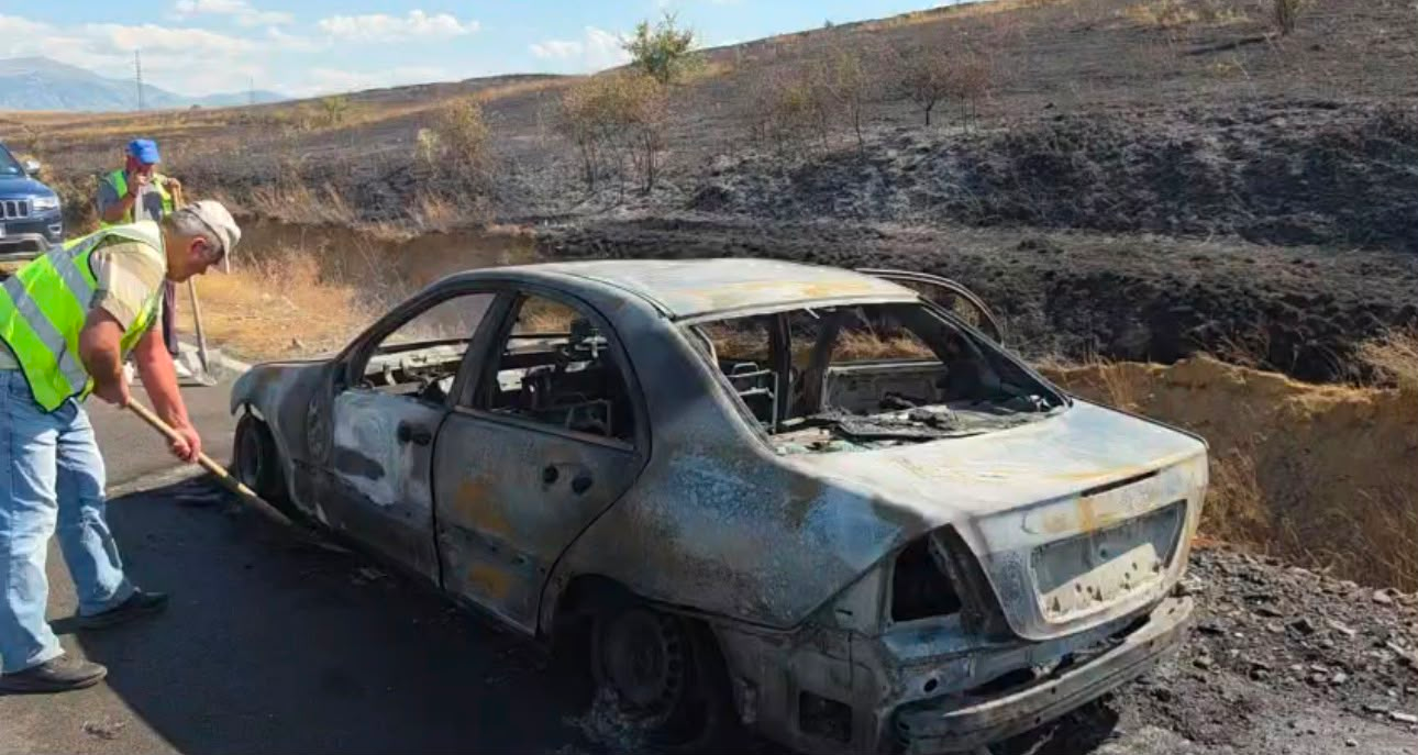 Digjet një automjet në rrugën Qafë-Qarri-Ersekë, flakët përfshijnë edhe kullotat