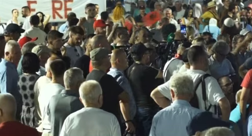 Protesta në ditën e 90-të kundër qeverisë, qytetarët vijojnë fjalimet e tyre para Kryeministrisë
