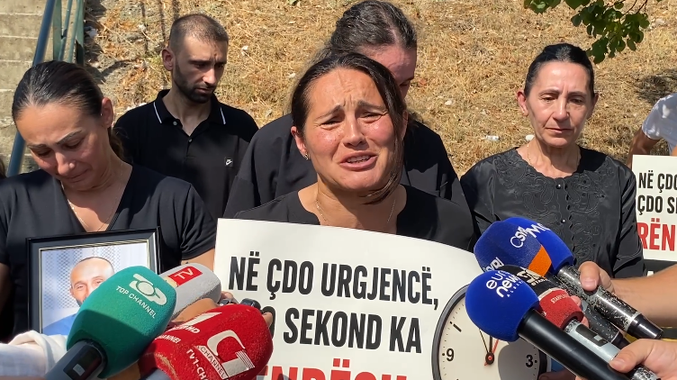 “Dolën për kafe, u kthyen të vdekur”, protestë në Vaun e Dejës pasi dy persona i zuri korrenti: Ambulanca u vonua…