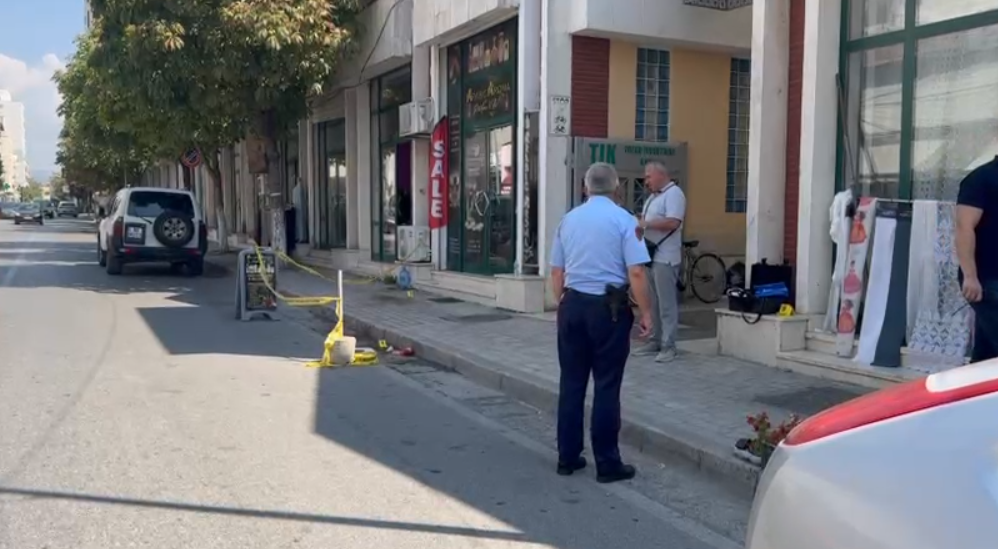 Sherr pranë tregut të Kavajës, një shofer furgoni goditet me levë në kokë