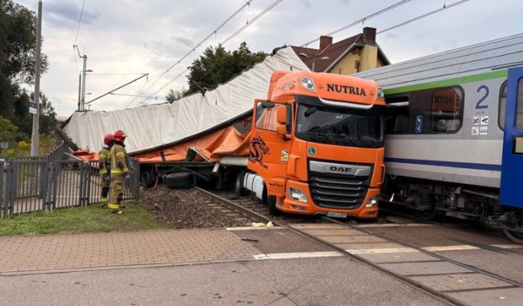 Kamioni përplaset nga treni në Poloni, disa persona marrin ndihmë mjekësore