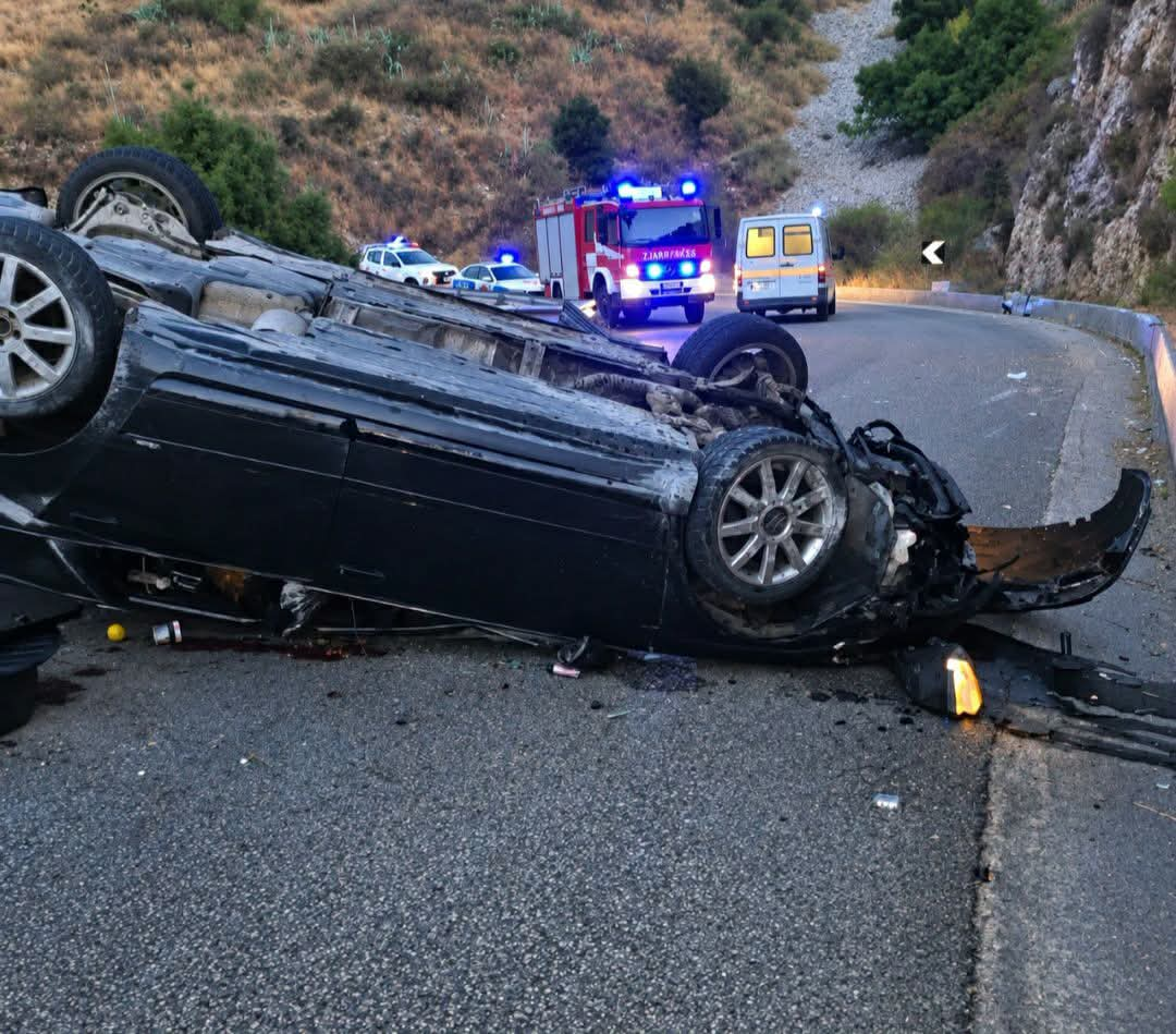 Aksident në Porto Palermo, makina del nga rruga dhe përmbyset, 3 të plagosur