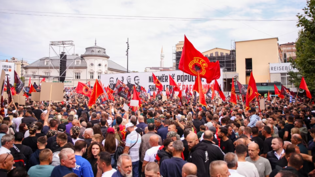 “Pa maska, me fytyrat tona”, protestë në Prishtinë pas dënimit të ish-krerëve të UÇK