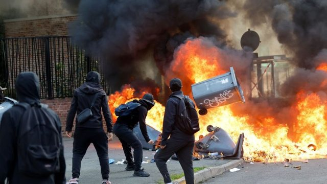 Studentët “ i vënë flakën” Francës, përshkallëzohen protestat, mijëra të arrestuar! Qeveria thërret mbledhje urgjente