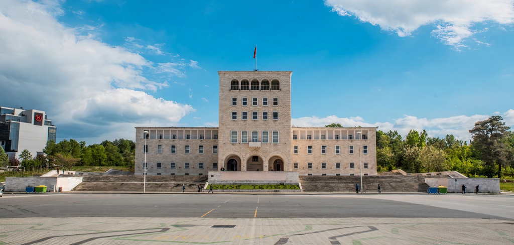 Nis nesër viti i ri akademik, më pak studentë nëpër auditore