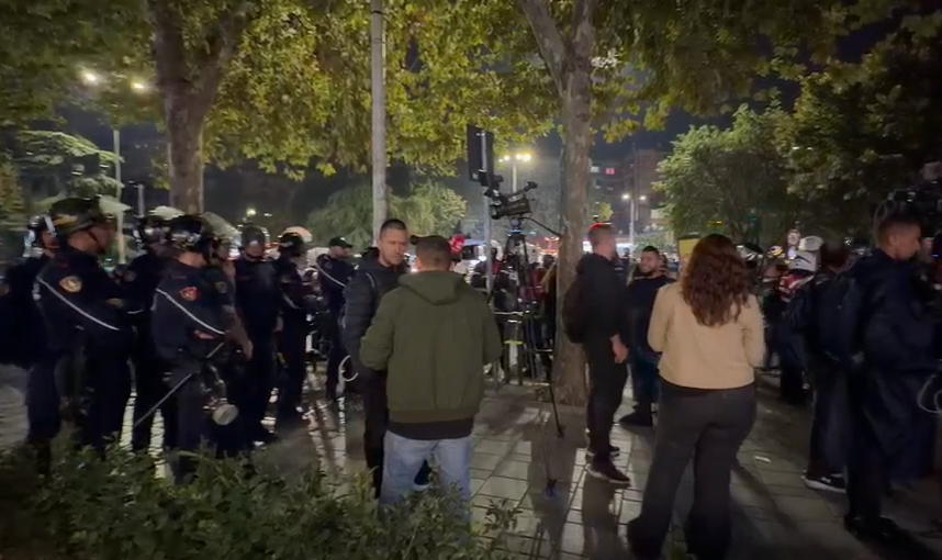 Protesta në Kryeqytet/ Policia: U hodhën gurë dhe vezë ndaj efektivëve, 8 persona të shoqëruar