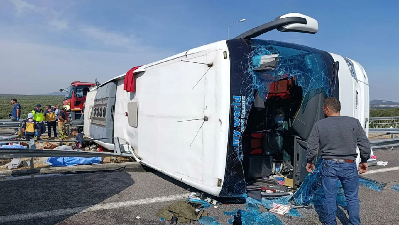Aksident në Turqi, 11 të vdekur dhe 27 të plagosur pas përplasjes së autobusit turistik me kamionin
