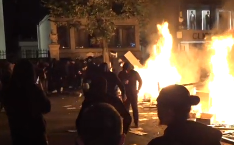 Protestuesit sulmojnë bizneset, djegin mobiliet në “Rrugën e Durrësit”