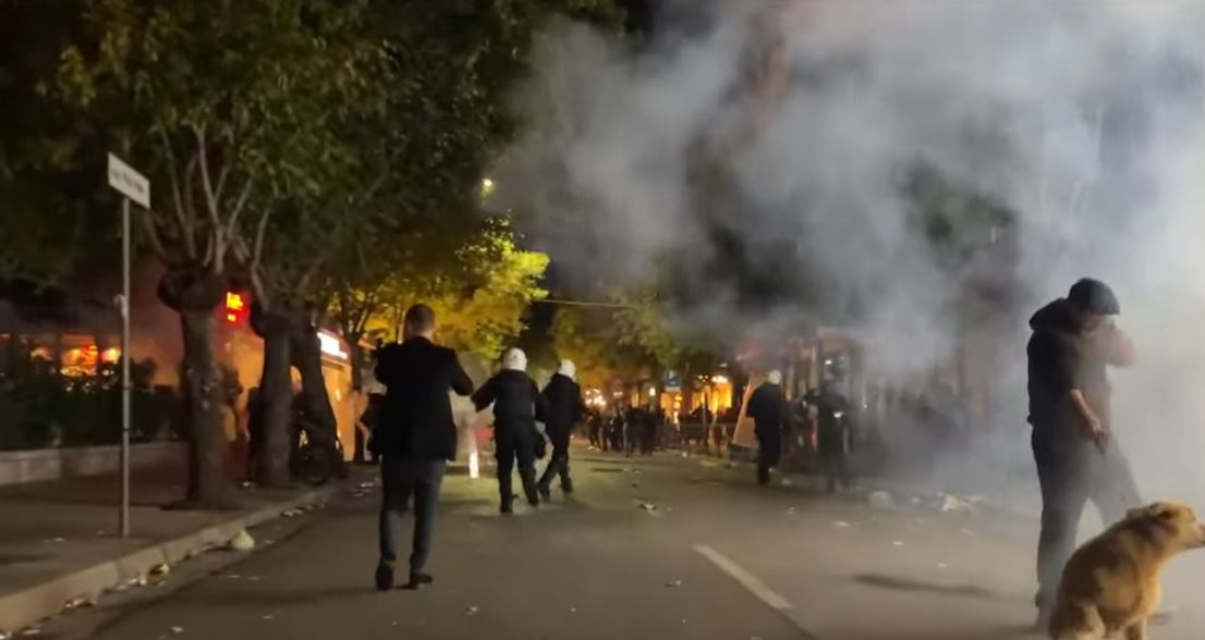 Përplasje të forta në protestën në Tiranë, policia shpërndan protestuesit me gaz lotsjellës, dhjetëra të shoqëruar