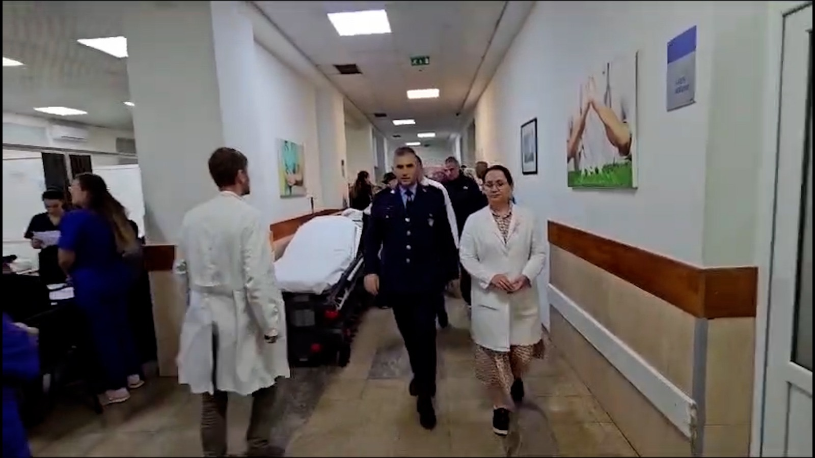 Hita viziton në spital policët e lënduar në protestë