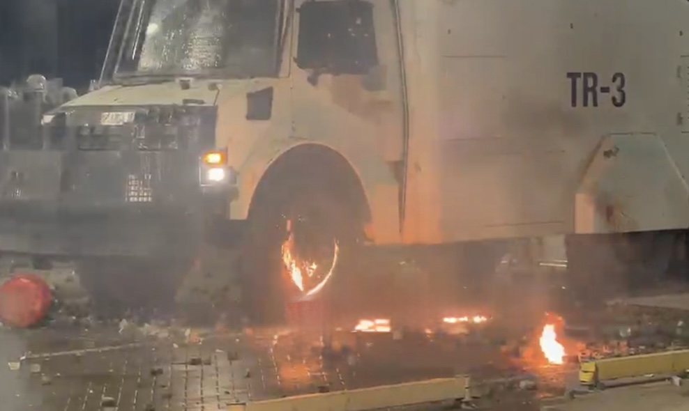 Kaos para Kryeministrisë, protestuesit i vënë flakën autobotit të ujit