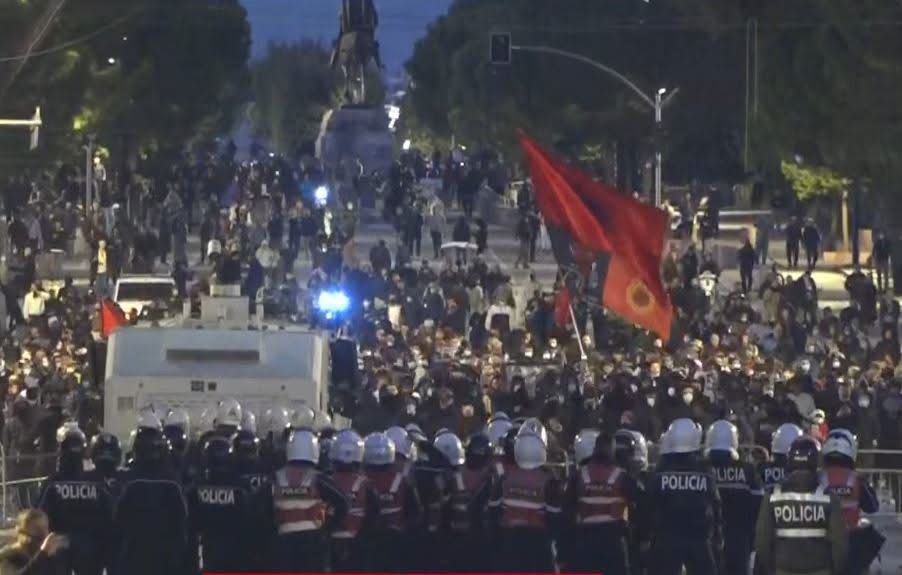 QSUT: 11 të lënduar nga protesta, mes tyre 3 të mitur, 3 efektivë dhe 2 kalimtarë
