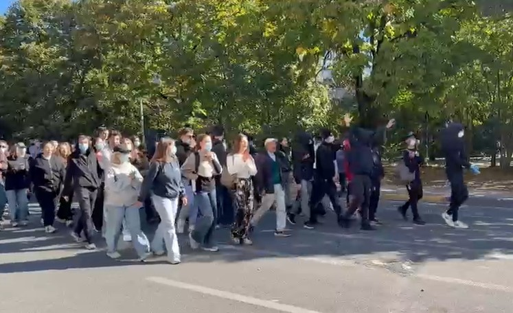 Protesta/ Studentët nisin marshimin drejt Ministrisë së Arsimit
