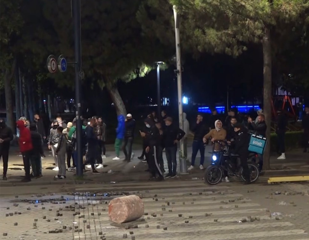 Pas protestës 10-orëshe në Tiranë, hiqen pllakat e bulevardit, Policia tregon çfarë ndodhi në selinë e PD-së